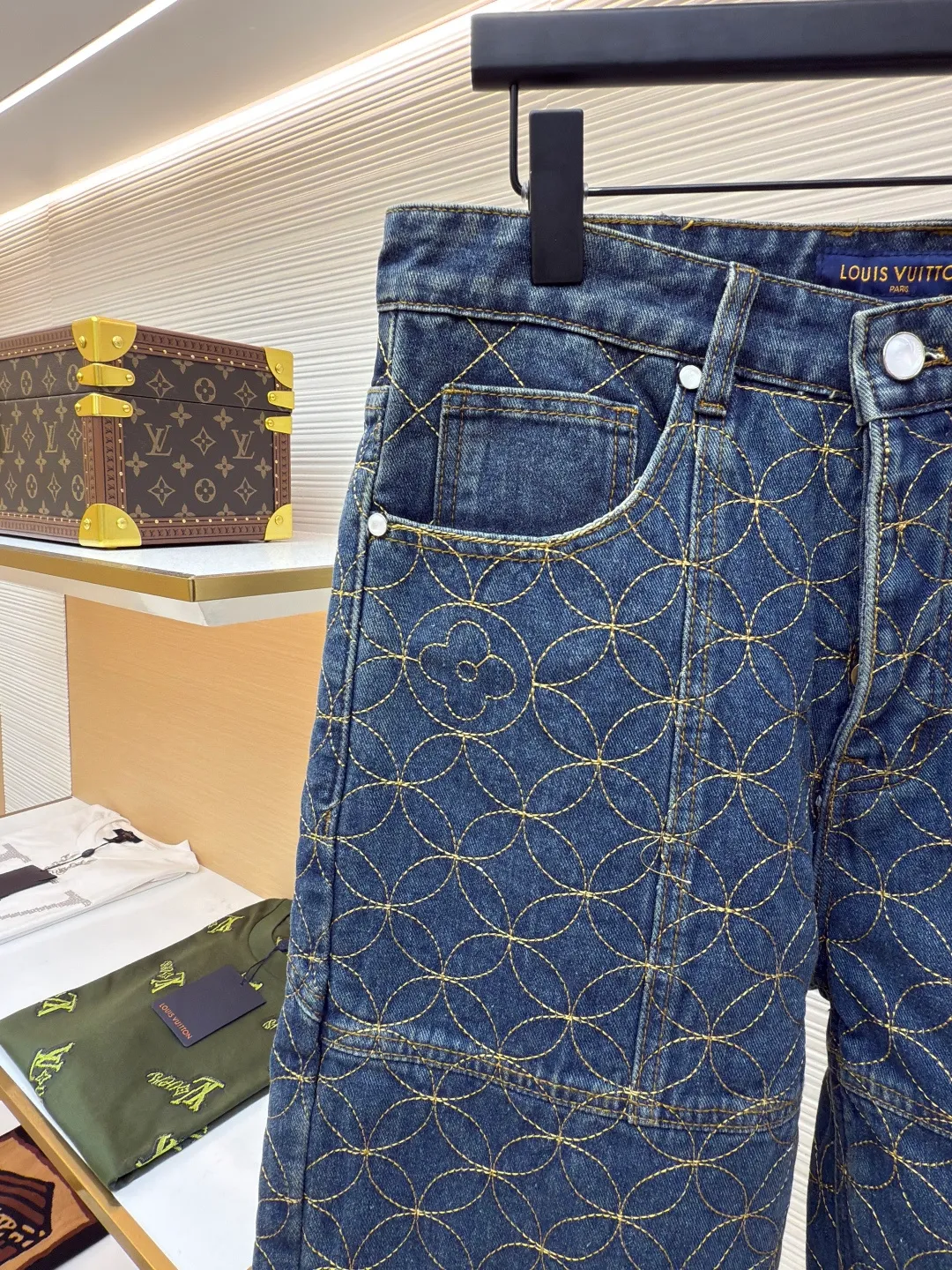 LOUIS VUITTON nigo boot line embroidered denim shorts ●Authentic product: Purchased and developed by 18073 ●Item number: 1680651-A85 ●Fabric: denim fabric ●Technology: jacquard embroidery production ●Version: fitted version ●Weight: about 900 grams ●Size: S-M-L-XL ●Description: Using embroidery pattern stitching, the rice grain full-frame embroidery process is characterized by using fine embroidery techniques to evenly and densely embroider patterns or patterns similar to the size of rice grains on the entire embroidery to achieve full coverage, exquisite and delicate visual effects. During embroidery, the use of stitches and embroidery threads forms small units similar to rice grains. These units are closely arranged to form the overall pattern. The craftsmanship is quite complex, giving people an artistic visual enjoyment. The inner cover is pieced together, and the one that comes into contact with the skin is cotton. The process is cumbersome and synchronized with the original version. The flat nails and door sill buttons are clearly and delicately engraved, the environmentally friendly electroplating adopts a bronze opening and closing design, the back waist leather plate has an iron-moulded pattern with contrasting colors, and is made of genuine first-layer cowhide suede. A full set of new accessories are customized simultaneously, and the details are handled perfectly. The skateboard has a straight design, a loose cut, wide and stylish, focusing on the comfort and freedom of wearing the upper body. Compatible with the same series, exclusive product. The overall wiring is straight and delicate, the fabric is comfortable and soft, and the color is consistent without color difference. It can be matched with the same style to create a fashionable look and control various occasions. Customized accessories, complete with three standards, same style for men and women!